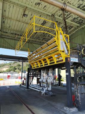 Passerelle abattante pour poste de travail fixe